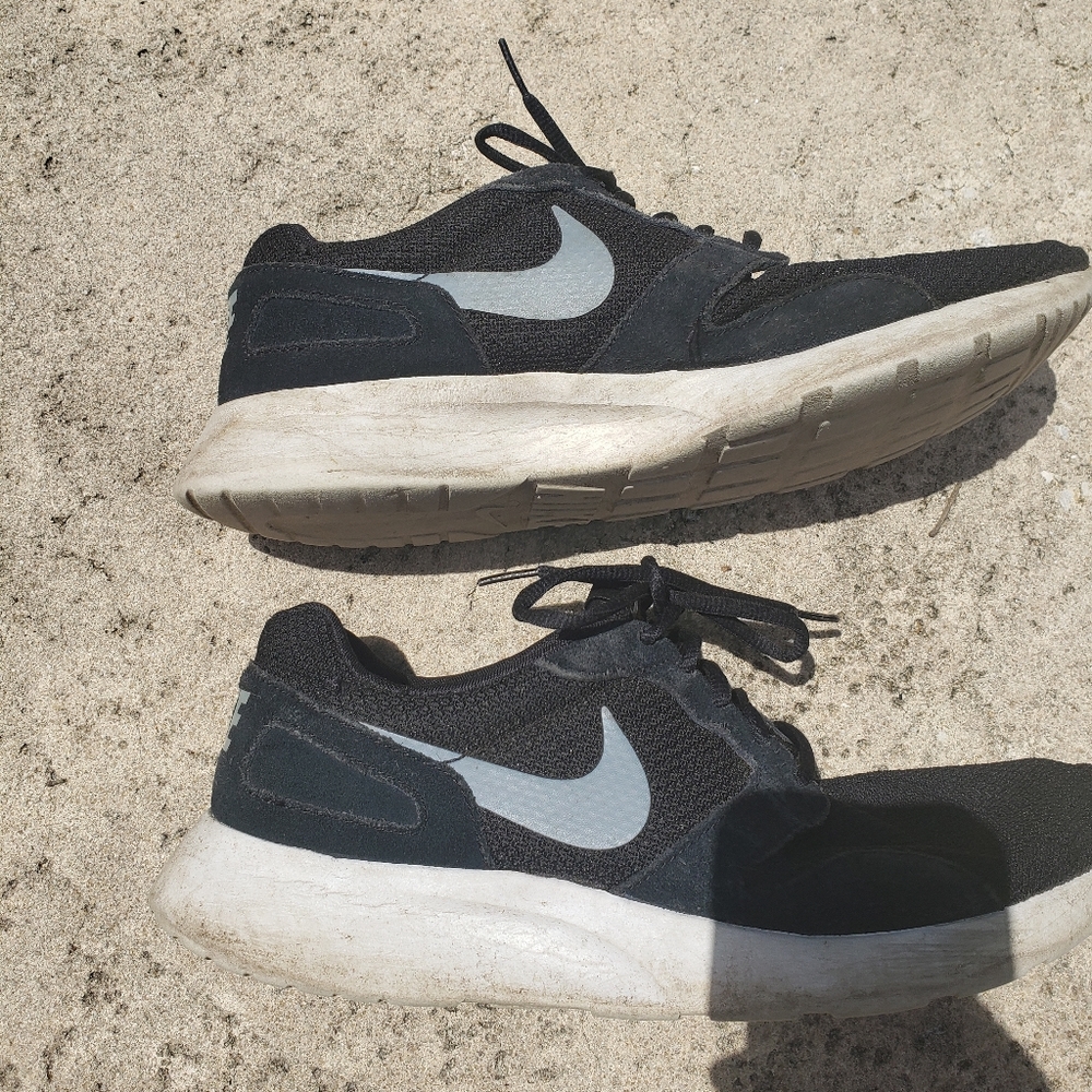 Nike shoes black white